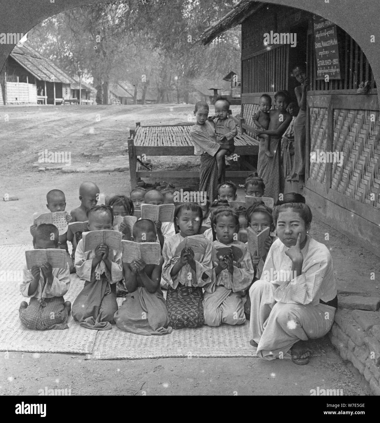 Dorf, Schule und Lehrer, Amarapura, Burma, 1908. Artist: Stereo Reisen Co Stockfoto