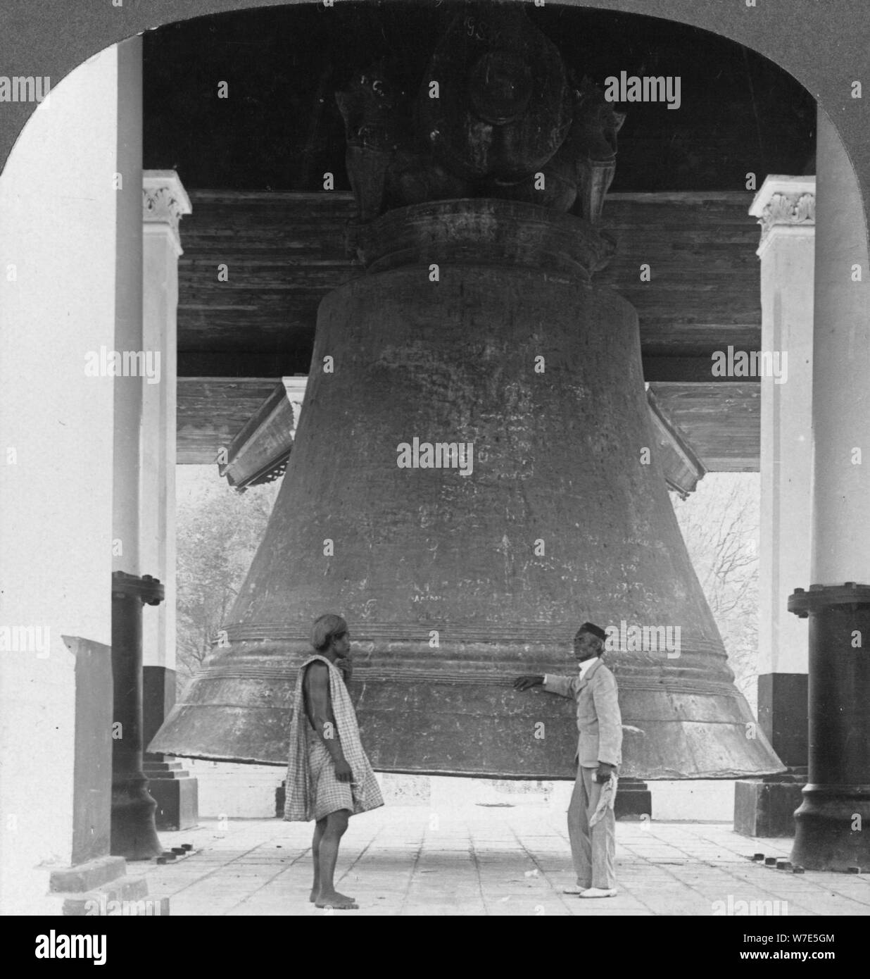 Größte perfekte Glocke der Welt, Mingun, Burma, 1908. Artist: Stereo Reisen Co Stockfoto