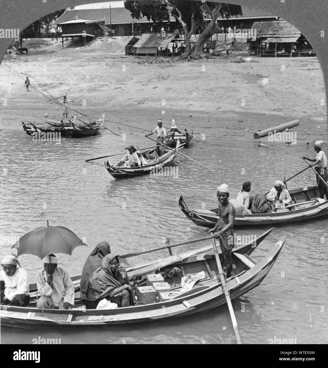 Boote auf dem Irrawaddy Fluss, Sagaing, Burma, 1908. Artist: Stereo Reisen Co Stockfoto