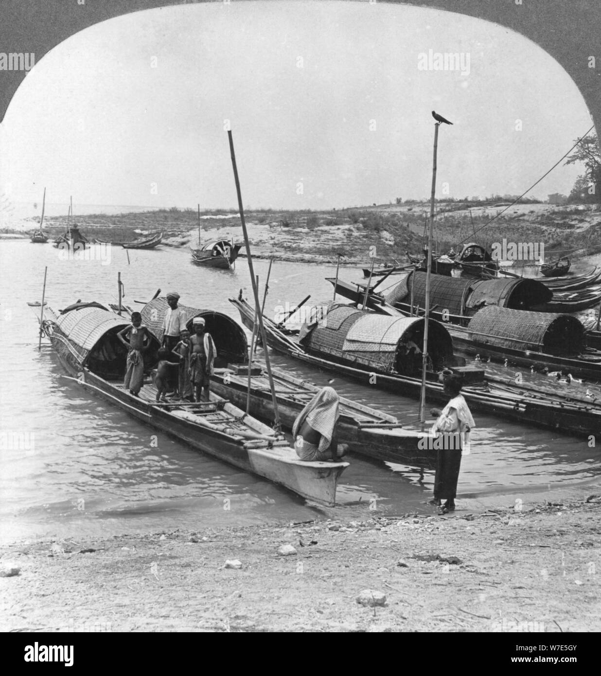 Boote auf dem Irrawaddy Fluss, Mingun, Burma, 1908. Artist: Stereo Reisen Co Stockfoto