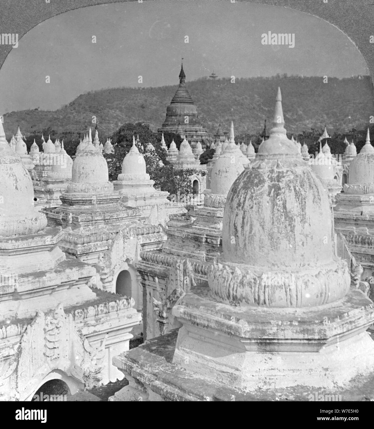 Mit Blick auf die 450 Pagoden im Mandalay, Myanmar, 1908. Artist: Stereo Reisen Co Stockfoto