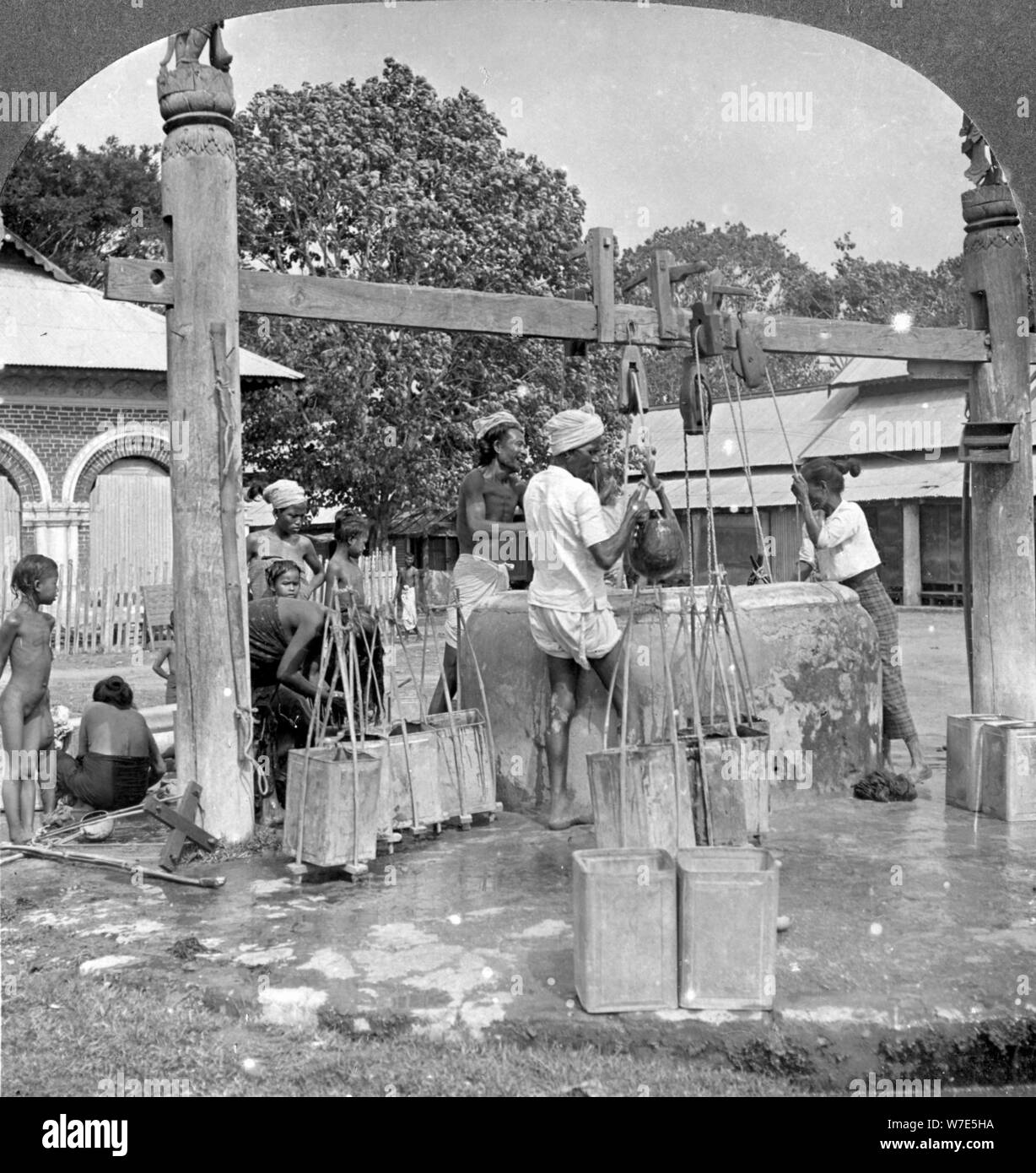 Öffentliche Brunnen, Mandalay, Myanmar, 1908. Artist: Stereo Reisen Co Stockfoto