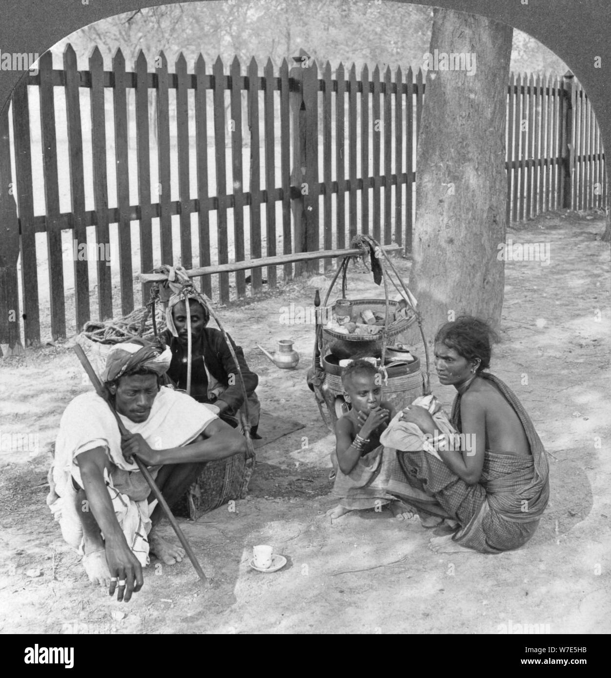Frühstück am Straßenrand in der Nähe von Mandalay, Myanmar, 1908. Artist: Stereo Reisen Co Stockfoto