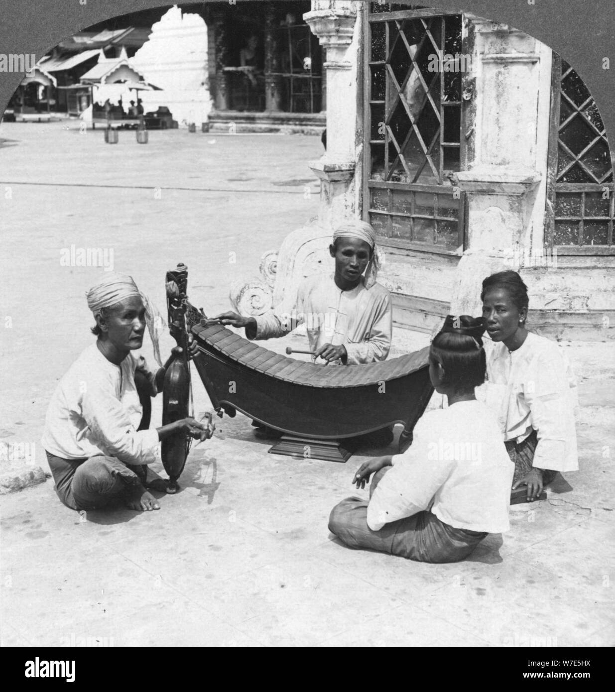Musiker, Shwedagon Pagode, Rangun, Burma, 1908. Artist: Stereo Reisen Co Stockfoto