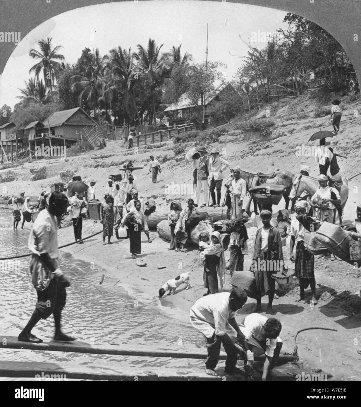 Während Fluggäste einsteigen auf dem Irrawaddy steamer, Mada, Rangun, Burma, 1908. Artist: Stereo Reisen Co Stockfoto