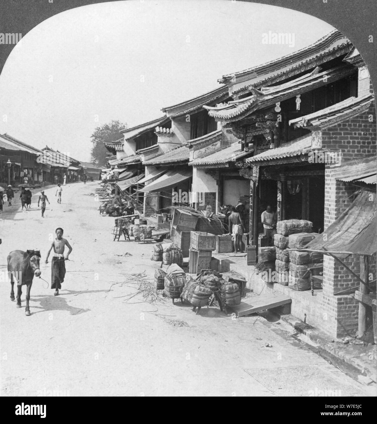 Die Straße, in der sich das chinesische Viertel, Bhamo, Burma, 1908. Artist: Stereo Reisen Co Stockfoto