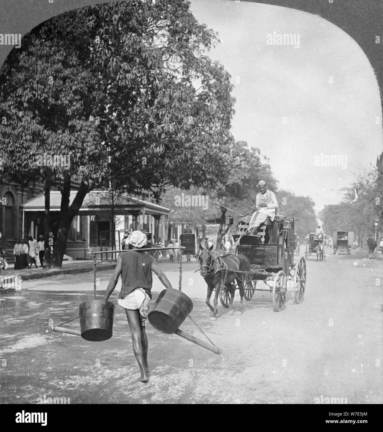 Die Bewässerung in den Straßen von Rangun, Burma, 1908. Artist: Stereo Reisen Co Stockfoto