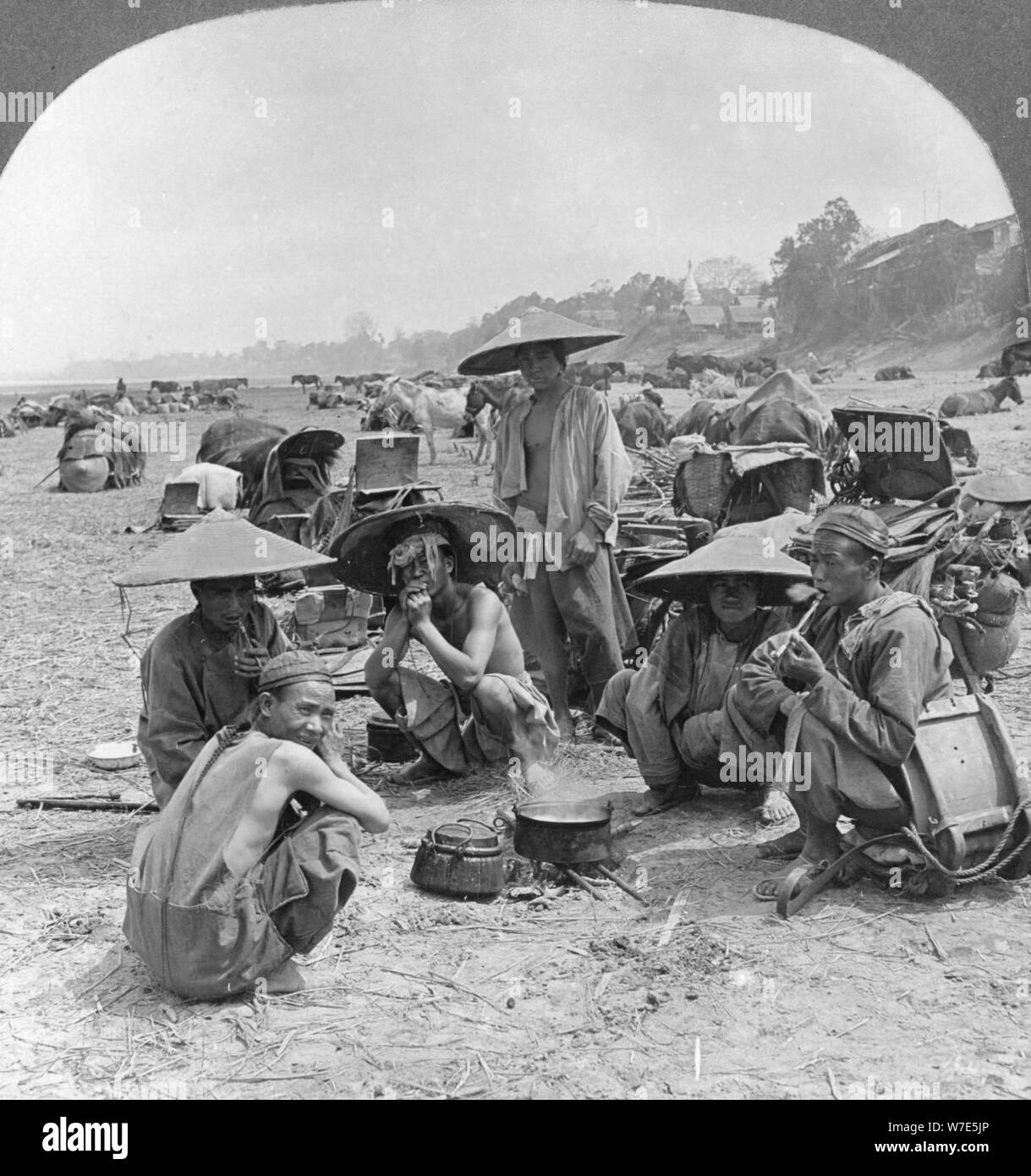 Karawane auf dem Weg nach China Camping in Bhamo, Burma, 1908. Artist: Stereo Reisen Co Stockfoto