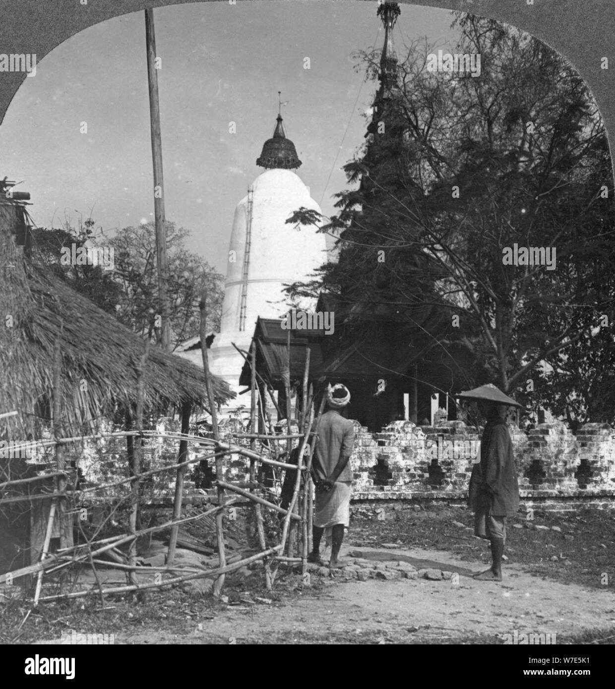 Ein Regenschirm geformte Pagode, Bhamo, Burma, 1908. Artist: Stereo Reisen Co Stockfoto