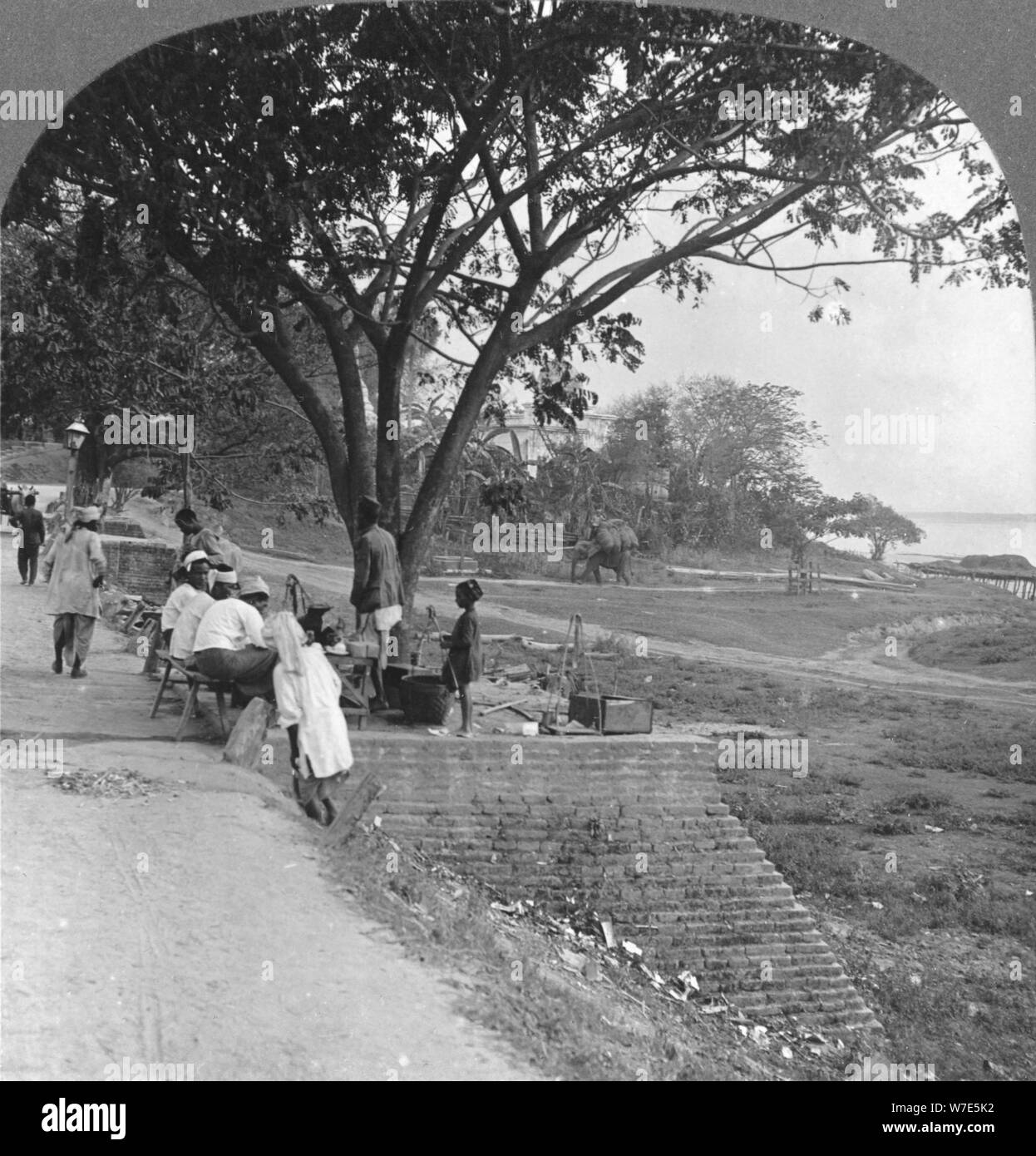 Am Fluss und Bank, Bhamo, Burma, 1908. Artist: Stereo Reisen Co Stockfoto