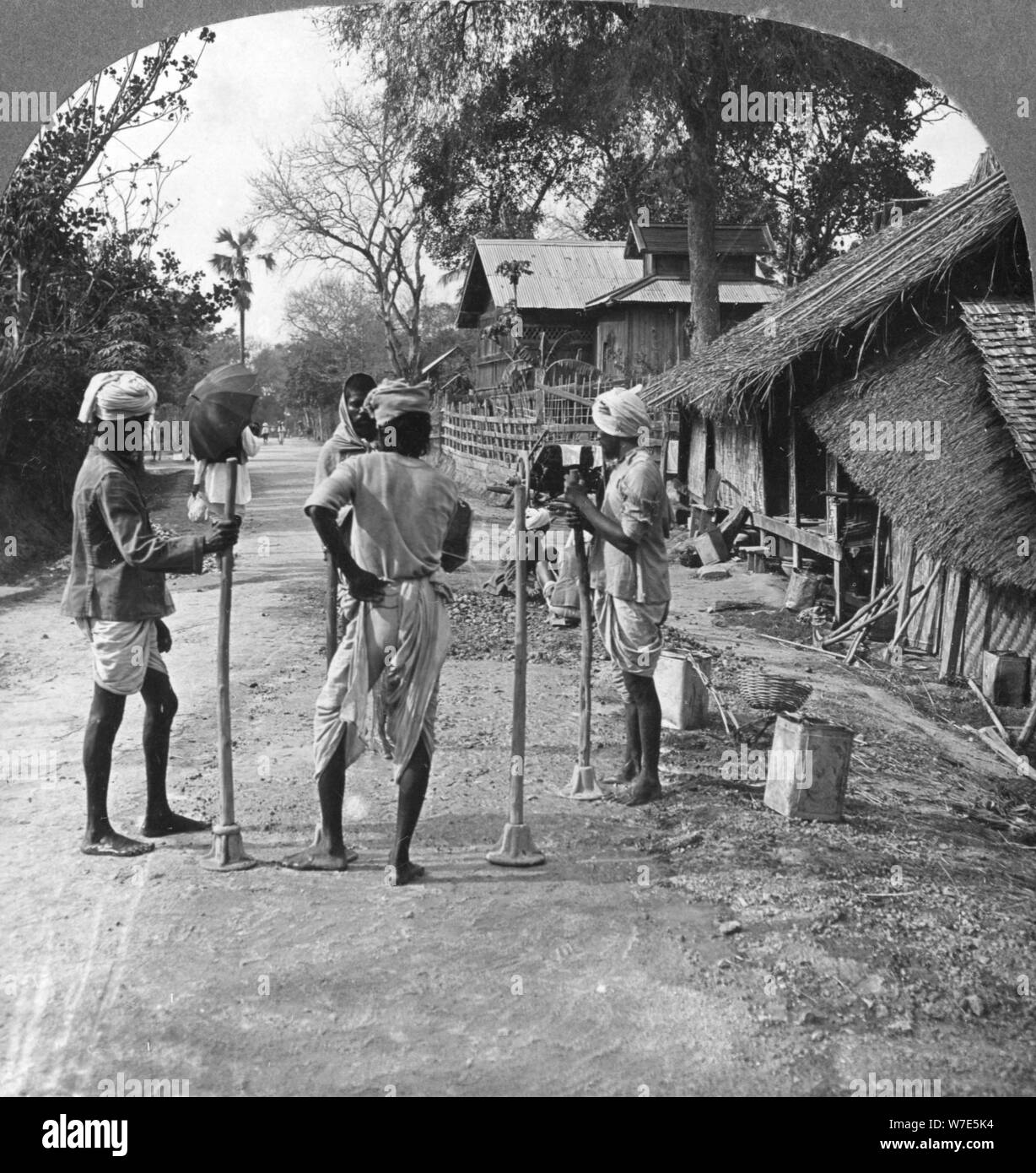 Straße ausbessern, Bhamo, Burma, 1908. Artist: Stereo Reisen Co Stockfoto