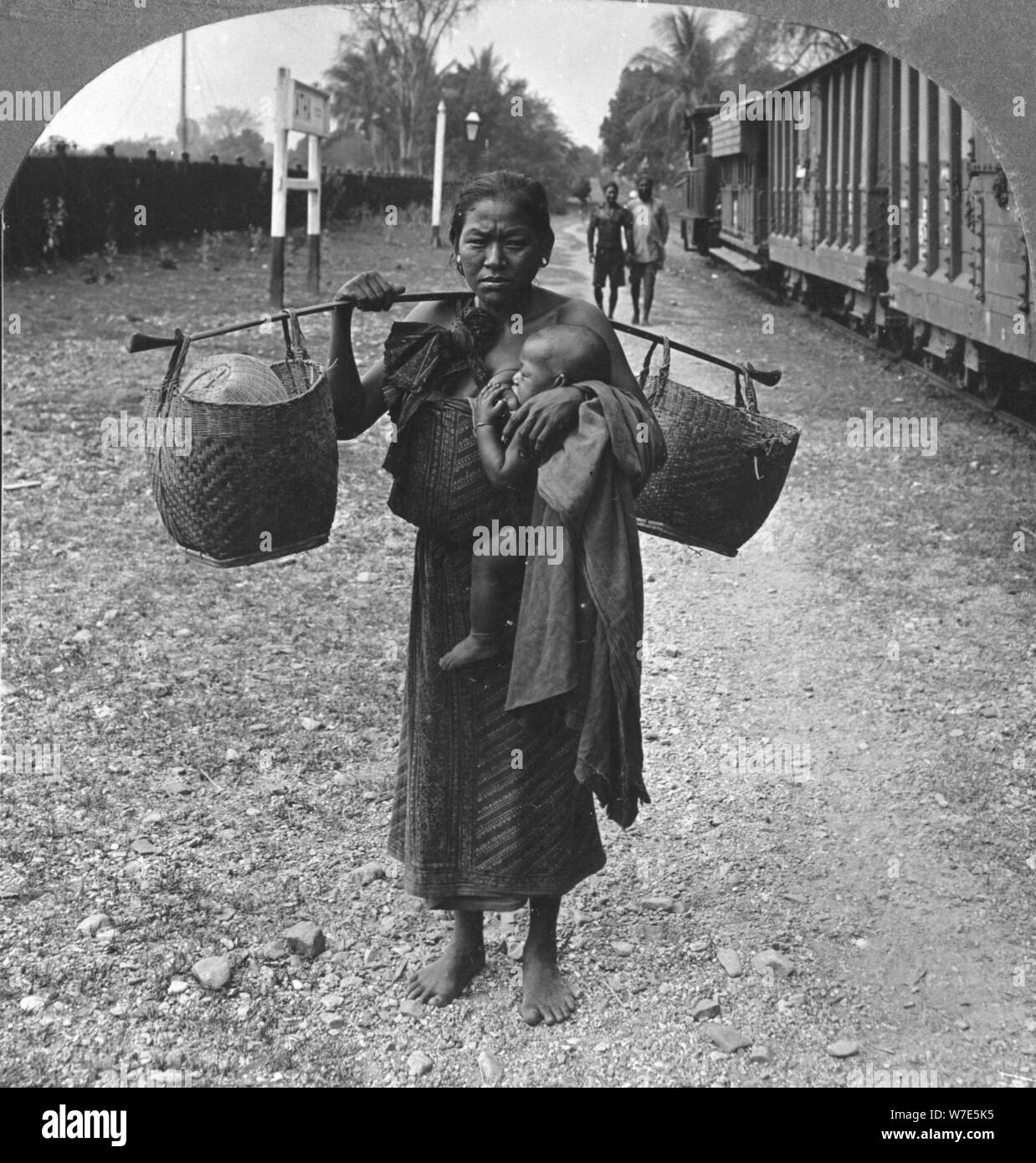 Shan Frau und Kind, Upper Burma, 1908. Artist: Stereo Reisen Co Stockfoto