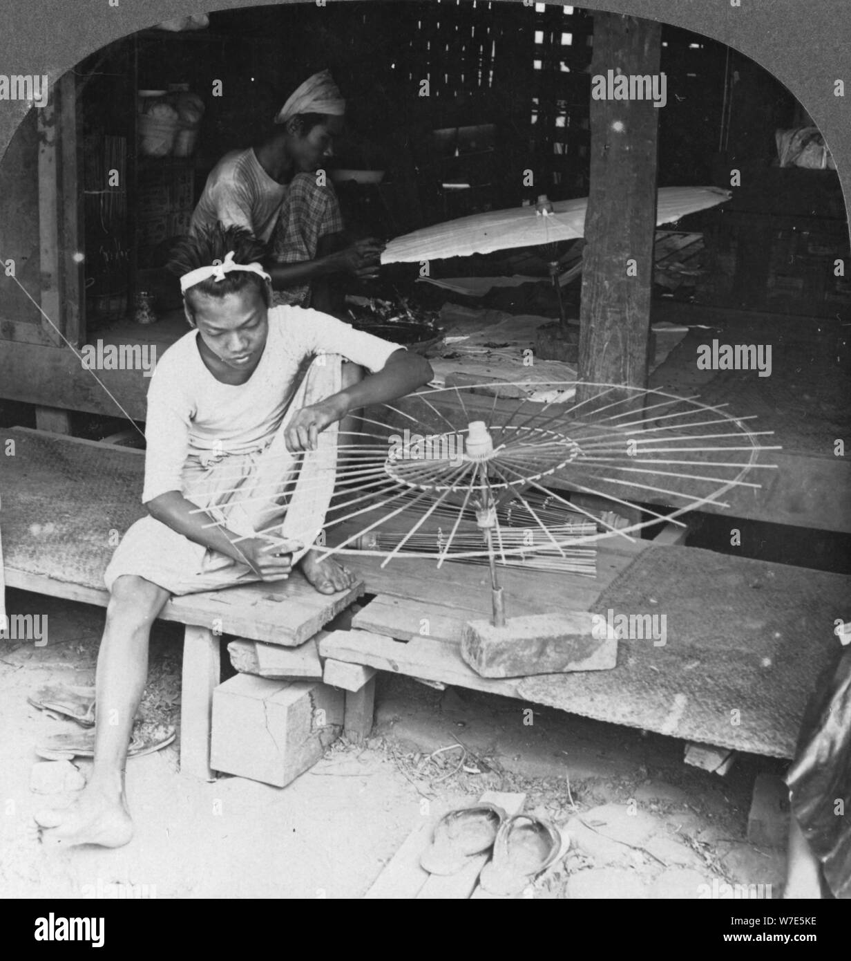 Jungen, die nativen Regenschirm, Burma, 1908. Artist: Stereo Reisen Co Stockfoto