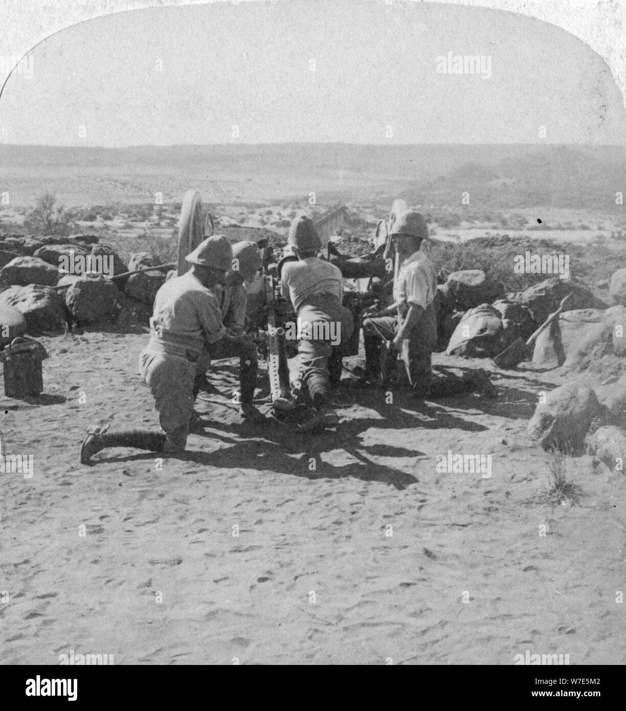 Britische Artillerie in Aktion, Südafrika, im Zweiten Burenkrieg, 6. Februar 1900. Artist: Underwood & Underwood Stockfoto