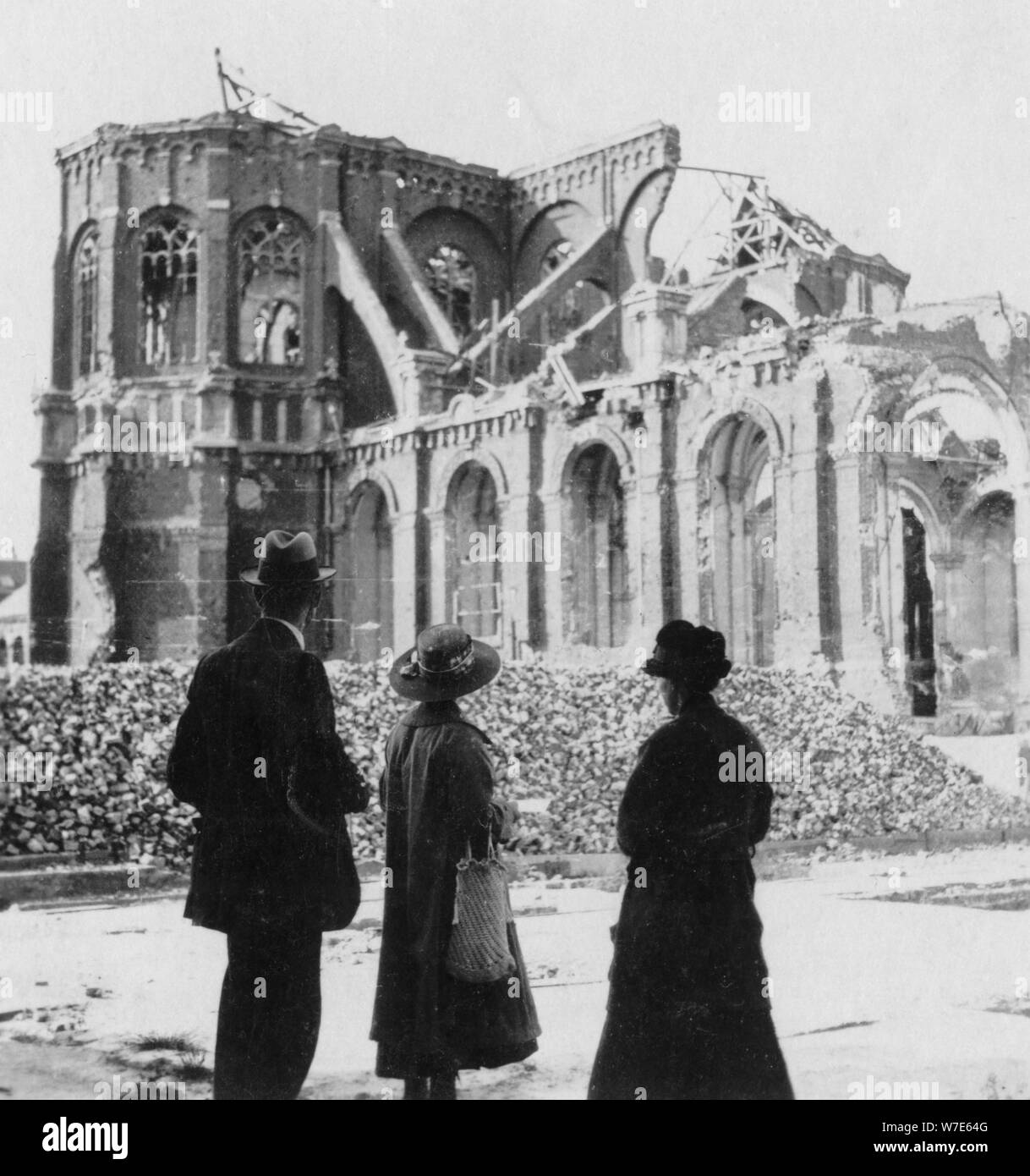 Schäden an der Kirche von Notre Dame, Mary, Frankreich, Weltkrieg I, c 1914 - c 1918. Artist: Nachtigall & Co. Stockfoto