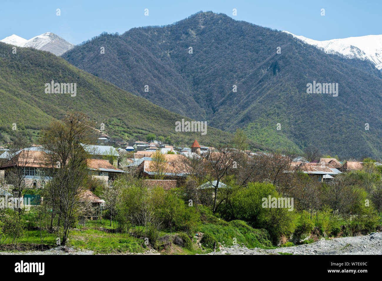 Ansicht des Kis Dorf in der Nähe von scheki Stadt Aserbaidschans. Stockfoto