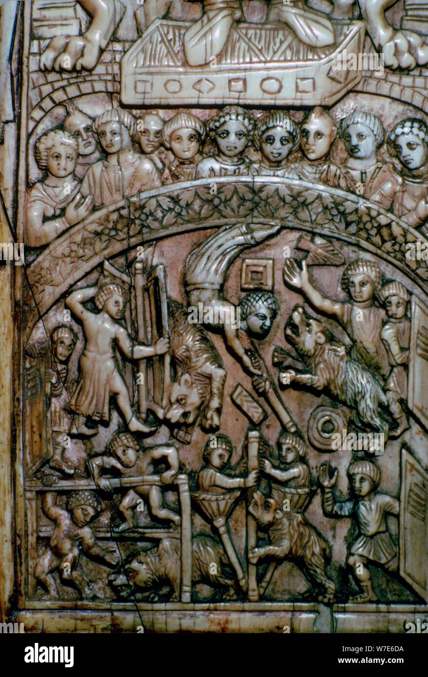 Detail der ein Blatt eines Byzantinischen ivory diptych zeigen Männer und Bären im Zirkus. Stockfoto