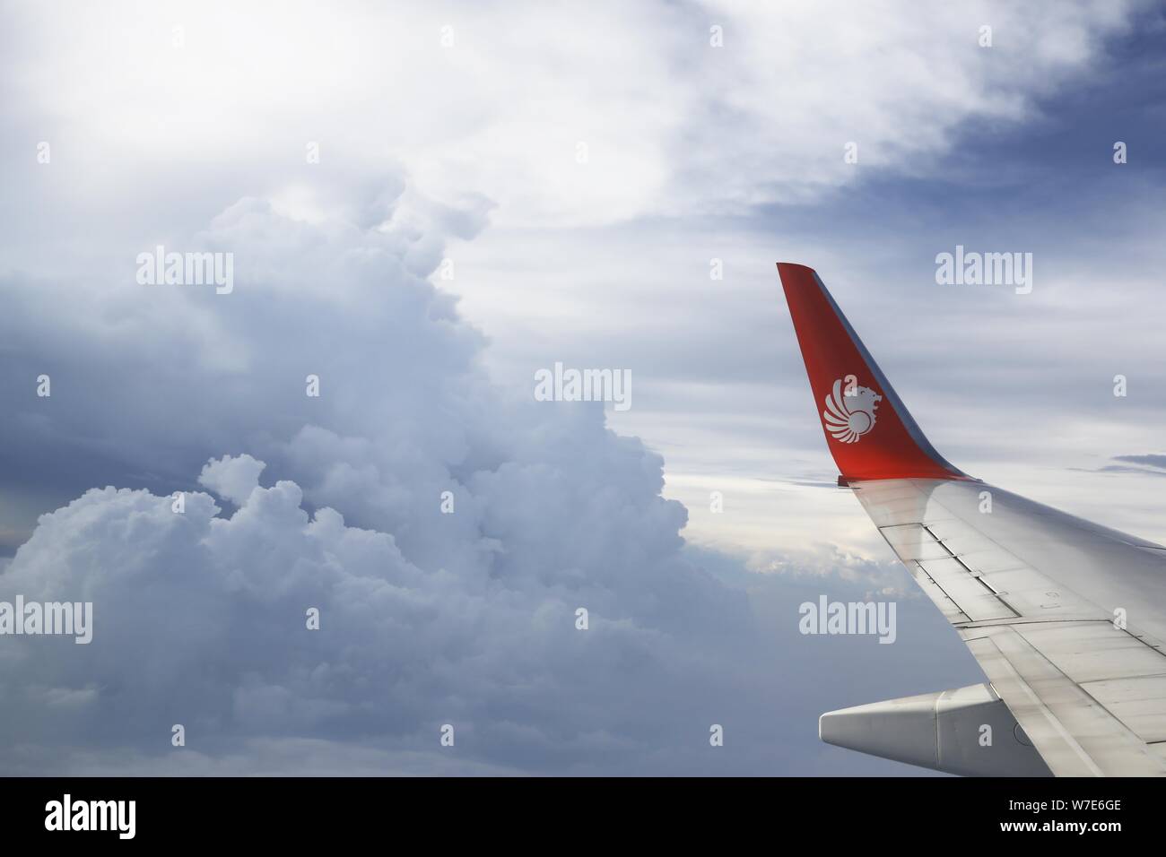 ---- Ein Flugzeug der privaten Indonesiens airlines Lion Air off an einem unbekannten Flughafen in Indonesien am 7. Juni 2013 stattfindet. Private Fluggesellschaften in Indonesien Stockfoto