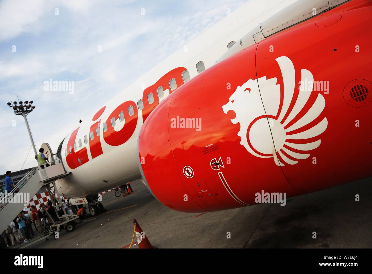 ---- Ein Flugzeug der privaten Indonesiens airlines Lion Air bereitet sie an einen unbekannten Flughafen in Indonesien am 7. Juni 2013. Indonesien die priva Stockfoto