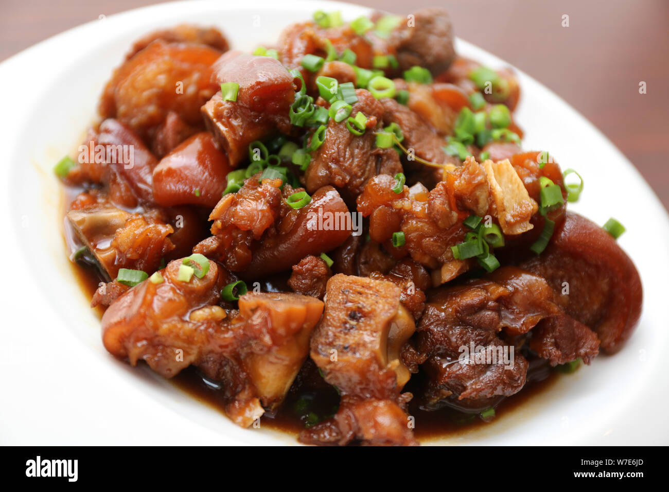 Eine Schüssel mit geschmortem Knuckles von Schweinefleisch ist in einem Restaurant in Guangzhou City serviert, die südchinesische Provinz Guangdong, 10. Dezember 2014. Stockfoto