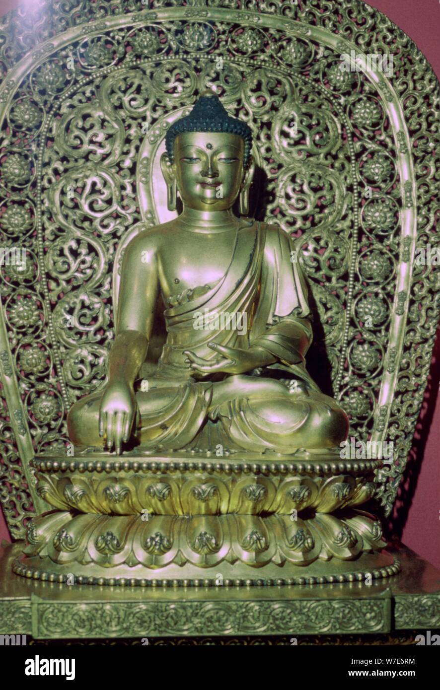 Vergoldeter Bronze Figur von Buddha Shakyamuni aus China, Ming-Dynastie, Anfang des 15. Jahrhunderts. Artist: Unbekannt Stockfoto