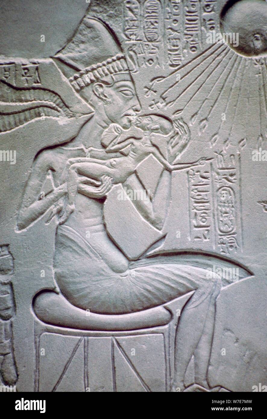 Echnaton Holding eine seiner Töchter. Artist: Unbekannt Stockfoto