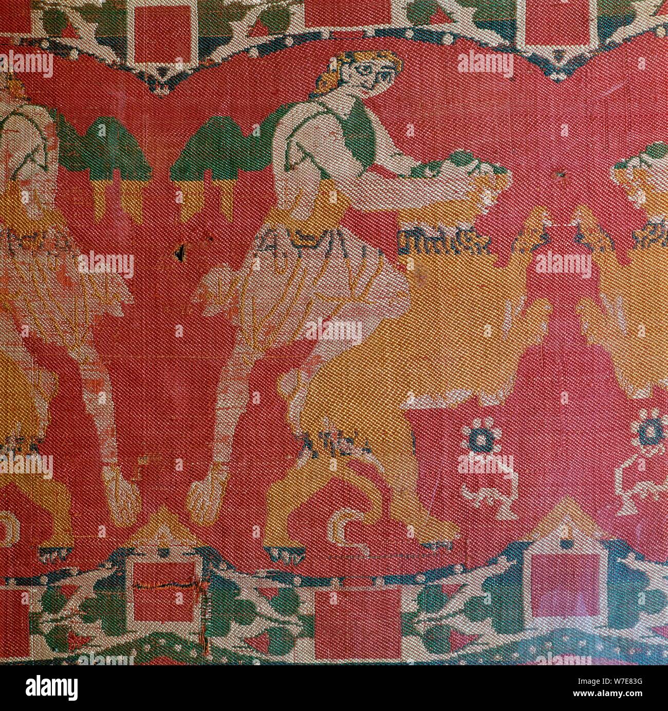 Byzantinischer Seide mit einem Motiv der ein Held und Löwen. Artist: Unbekannt Stockfoto