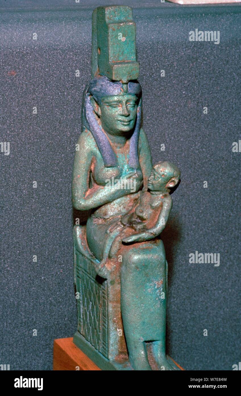Bronzestatuette der ägyptischen Göttin Isis Spanferkel Horus. Artist: Unbekannt Stockfoto
