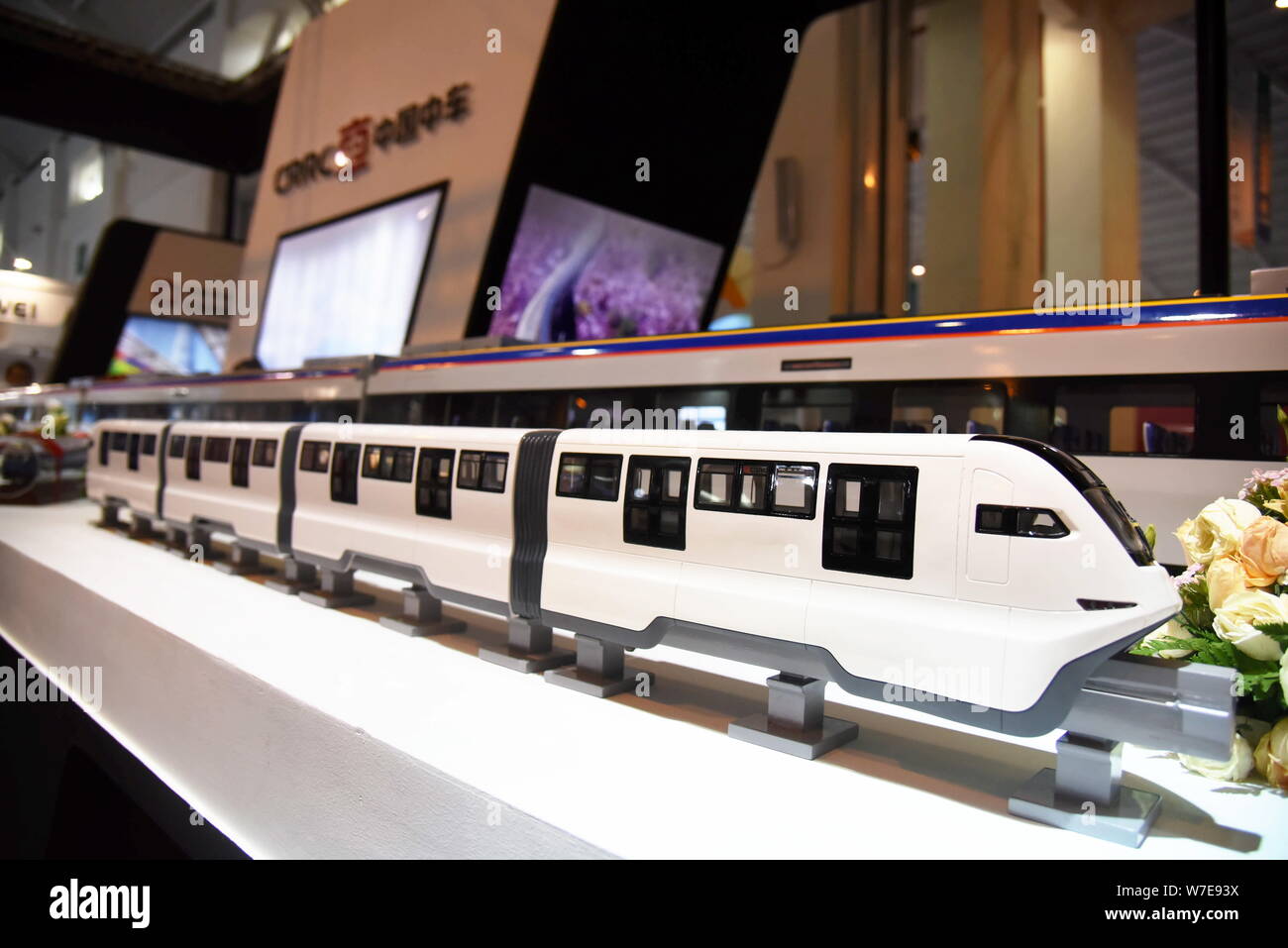 ---- Ein Modell Zug ist auf dem Stand von Crrc (China Eisenbahnrollmaterial Corporation) während einer Ausstellung in Kunming City, im Südwesten von Chi Stockfoto