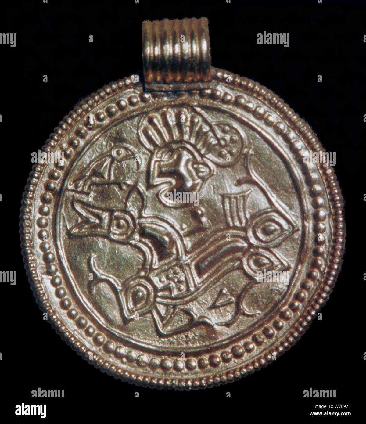 Gold bracteate aus Schweden mit Odin und ein Rabe. Artist: Unbekannt Stockfoto