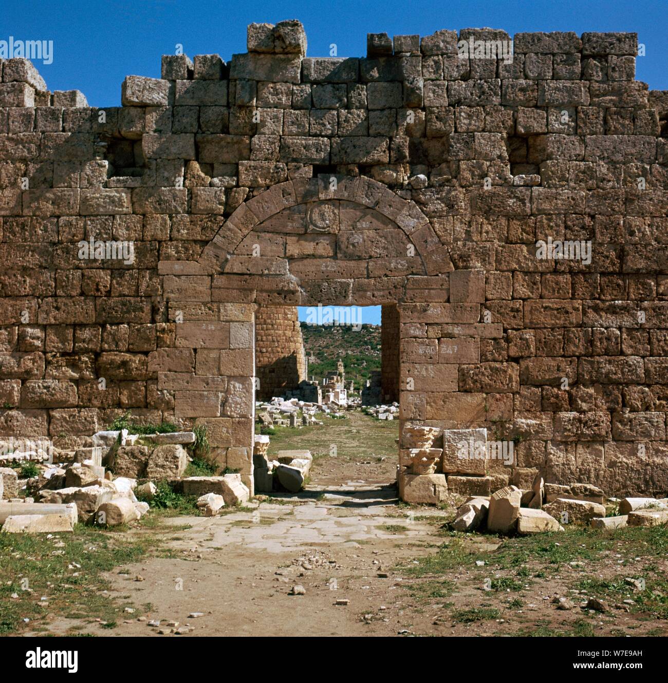 Zum äußeren Tor der antiken Stadt Perge, 2. Jahrhundert. Artist: Unbekannt Stockfoto