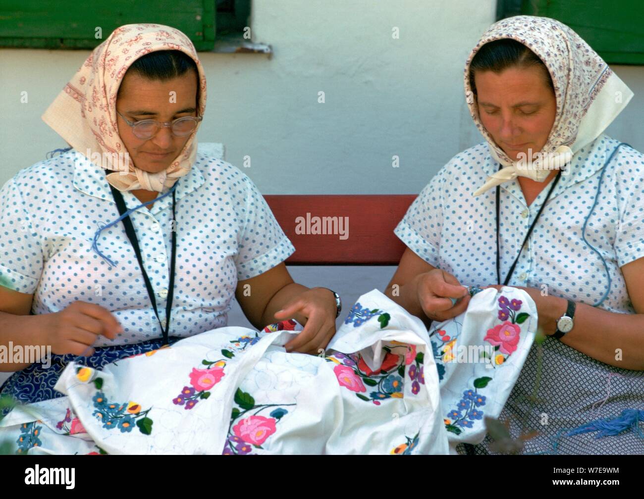 Zwei ungarische Frauen sticken. Artist: CM Dixon Künstler: Unbekannt Stockfoto
