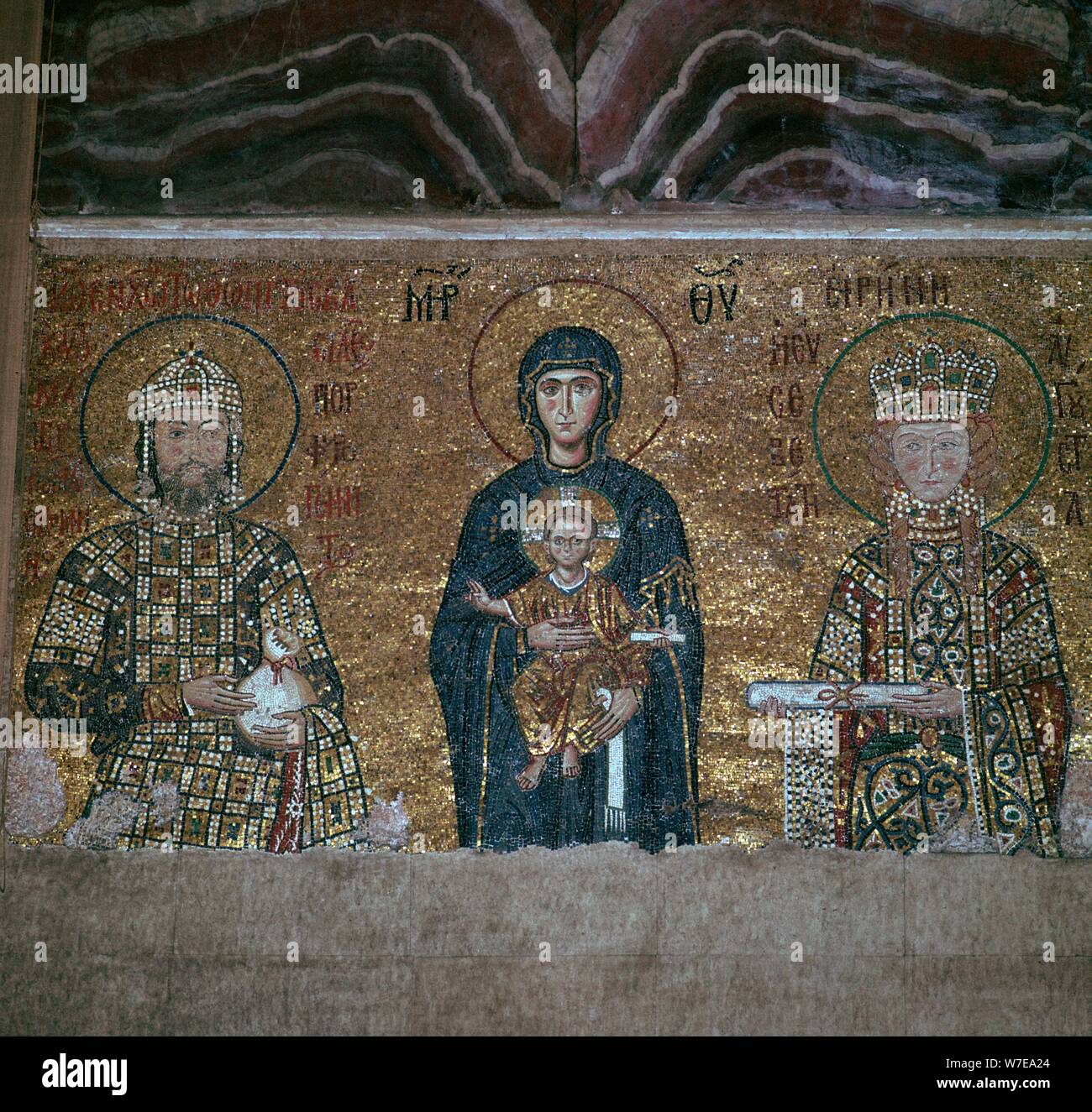 Eine byzantinische Mosaik der Jungfrau mit dem Kind zwischen dem Kaiser Johannes II Komnenos und Kaiserin Irene. Artist: Unbekannt Stockfoto