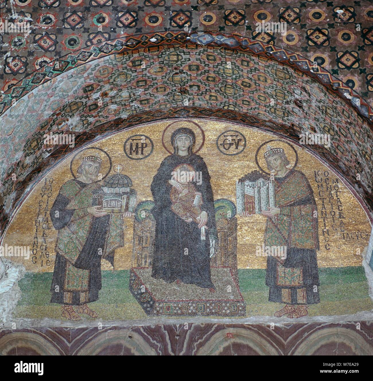 Byzantinisches Mosaik der Jungfrau mit Justinian und Konstantin. Artist: Unbekannt Stockfoto