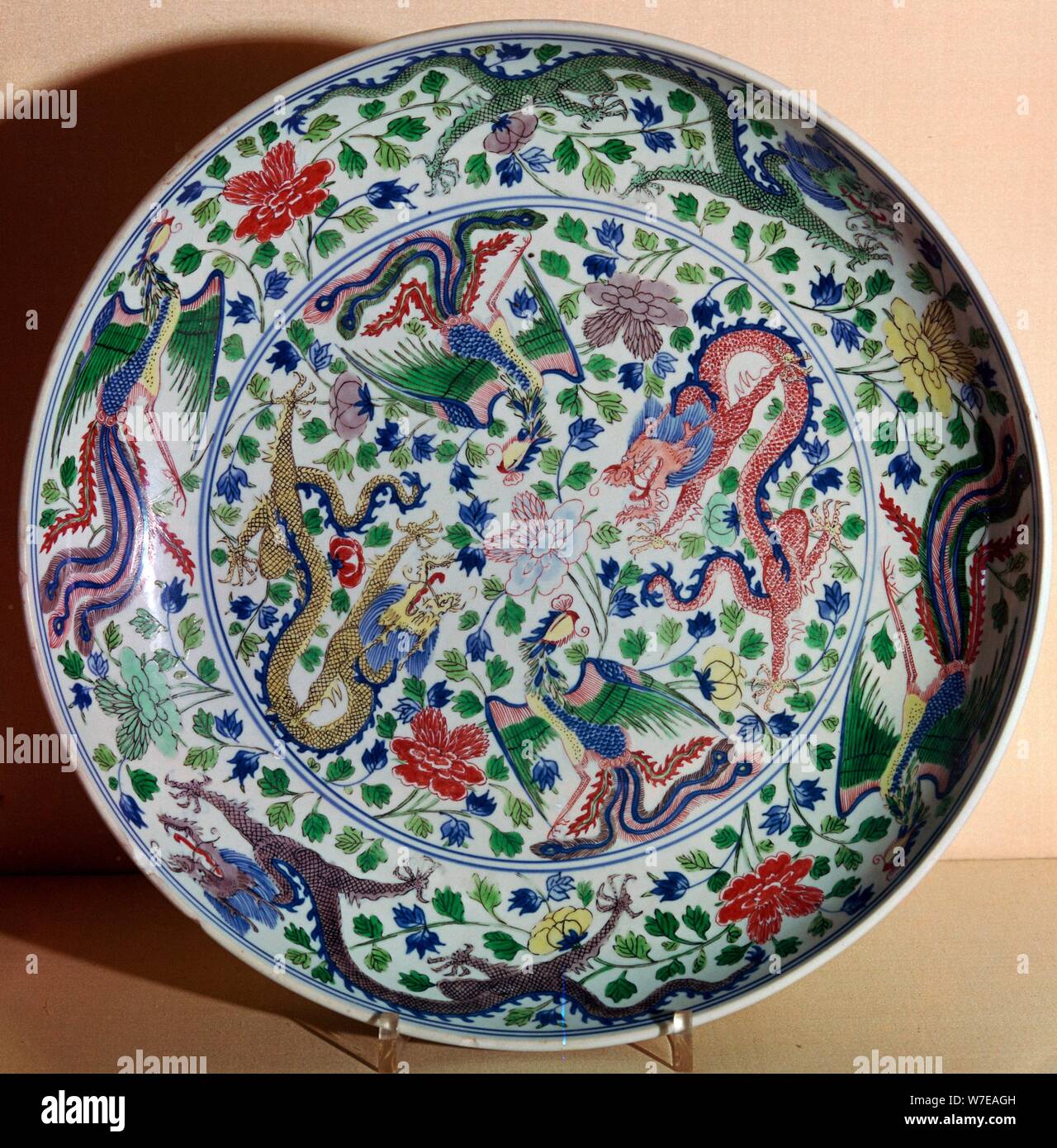 Chinesisches Porzellan Teller mit einem Design von Drachen und phoenixes, 17. Jahrhundert v. Chr. Artist: Unbekannt Stockfoto