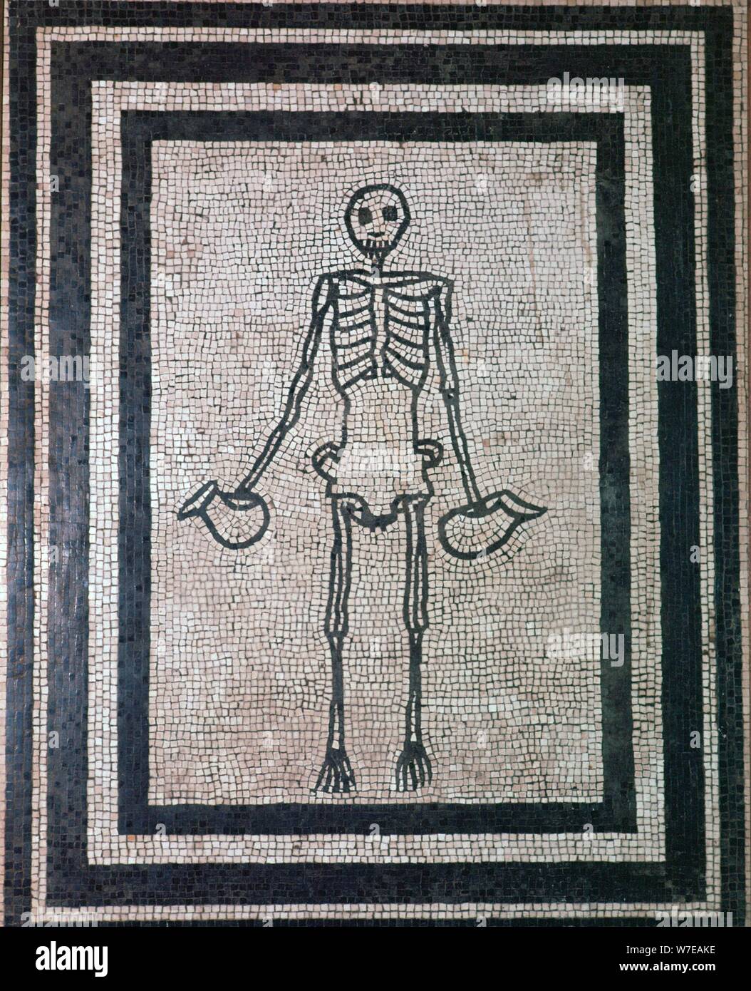 Römische Mosaik von einem Skelett, 1. Jahrhundert. Artist: Unbekannt Stockfoto