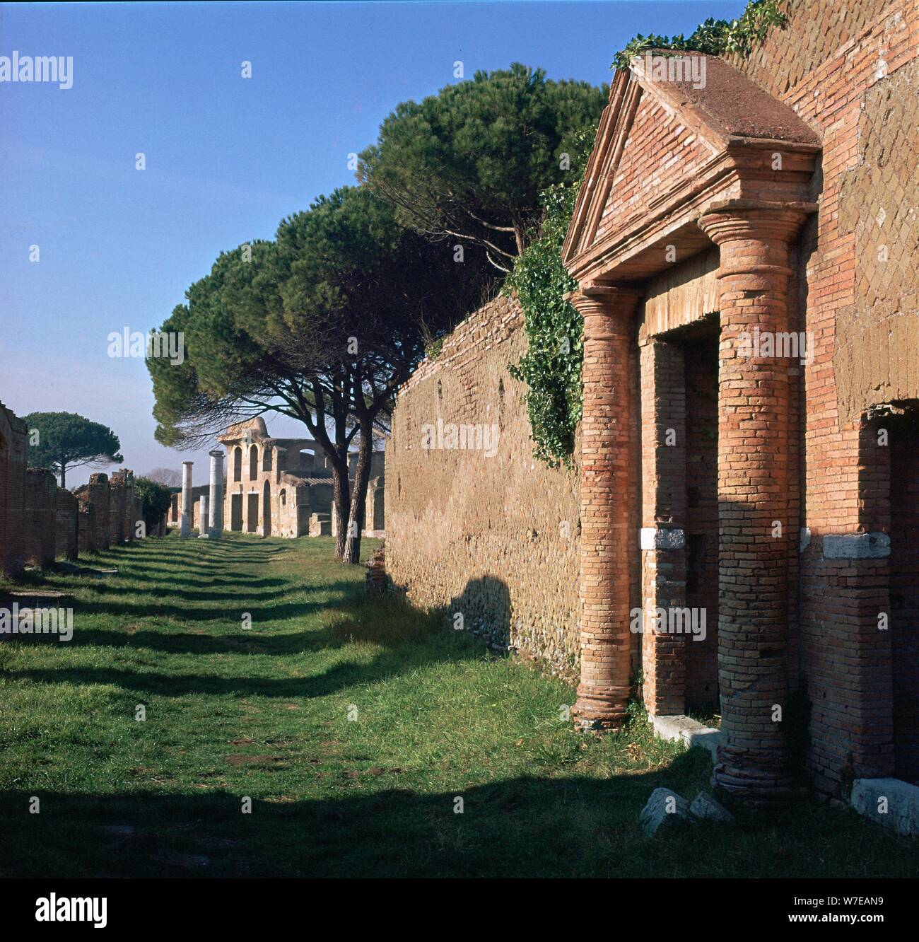 Eine Straße in der römischen Hafen von Ostia. Artist: Unbekannt Stockfoto
