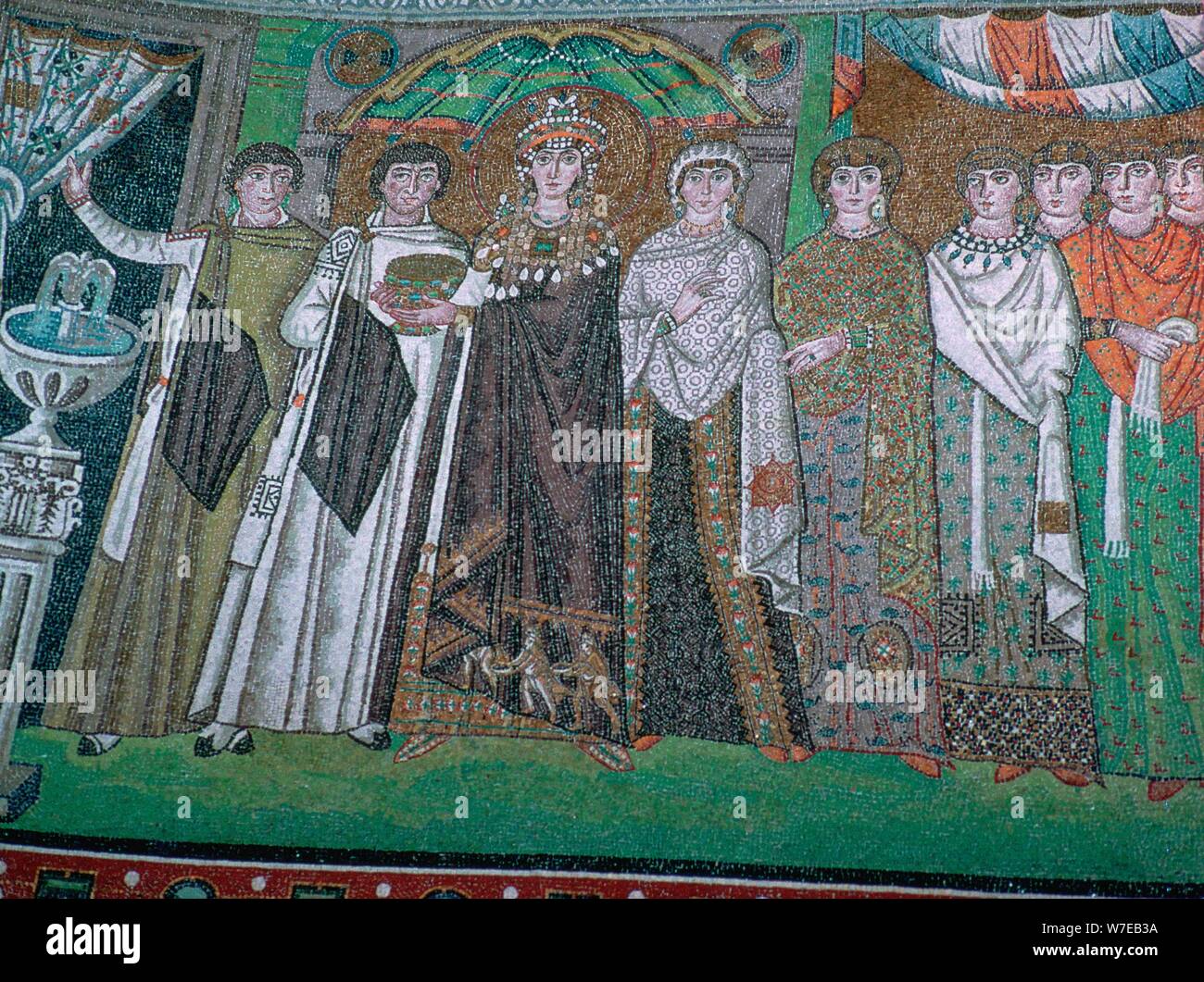 Mosaik der byzantinischen Kaiserin Theodora und ihr Hof, 6. Jahrhundert. Artist: Unbekannt Stockfoto