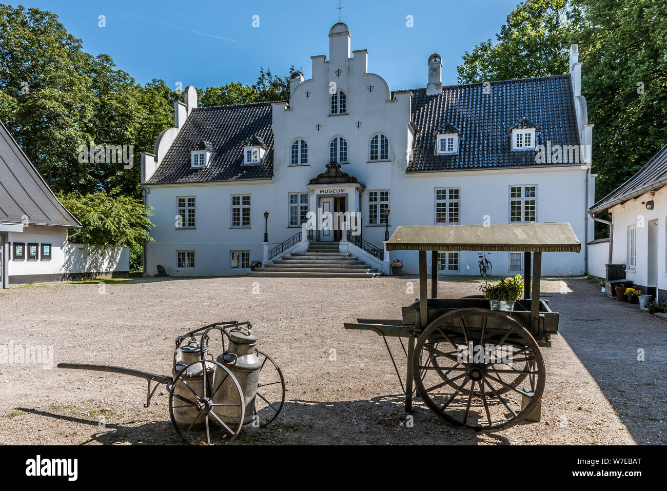 Antiquitäten vor Flynderupgård, ein Herrenhaus und Museum in der dänischen Insel Seeland Dänemark, am 18. Juli. 2019 Stockfoto