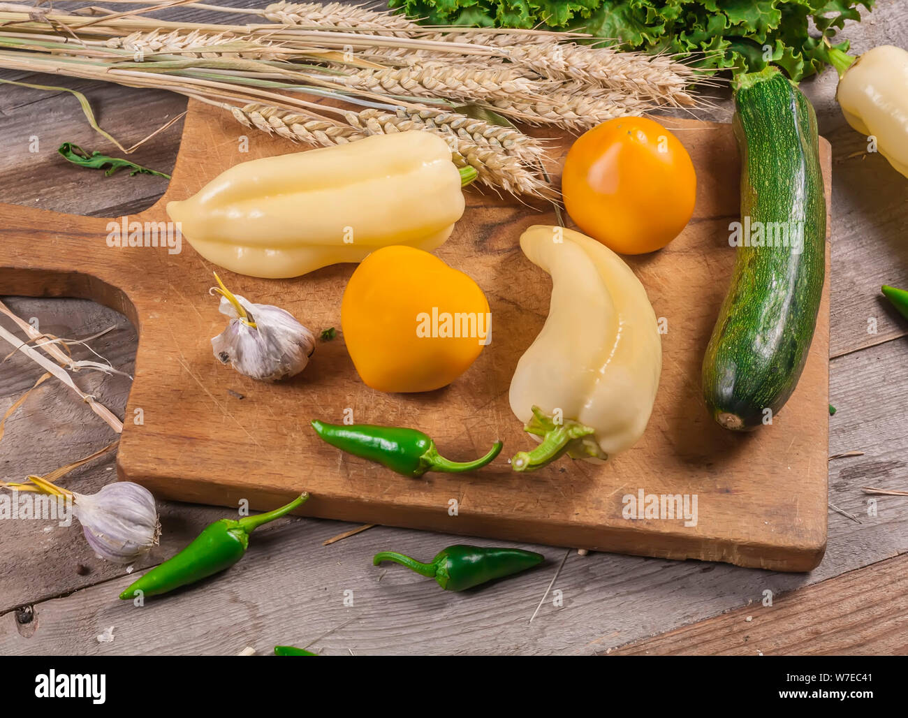 Frisches Gemüse Paprika, Tomaten, Zucchini. Rohe Lebensmittel. Vegane Kost Stockfoto