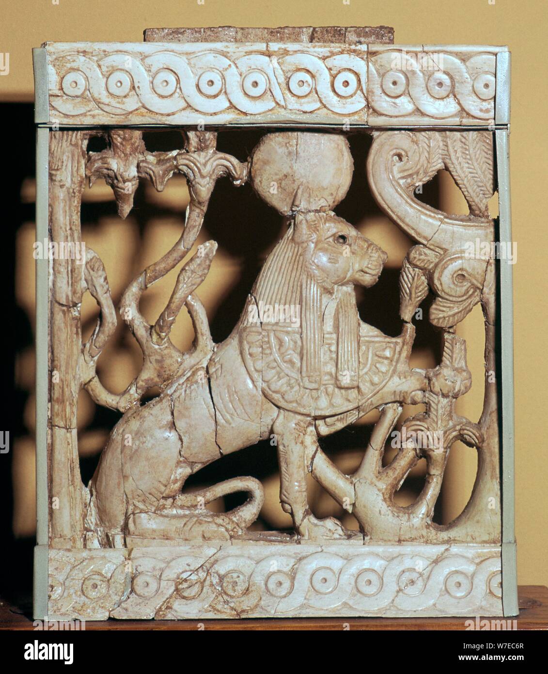 Phönizische elfenbein Panel aus einem Möbelstück. Artist: Unbekannt Stockfoto