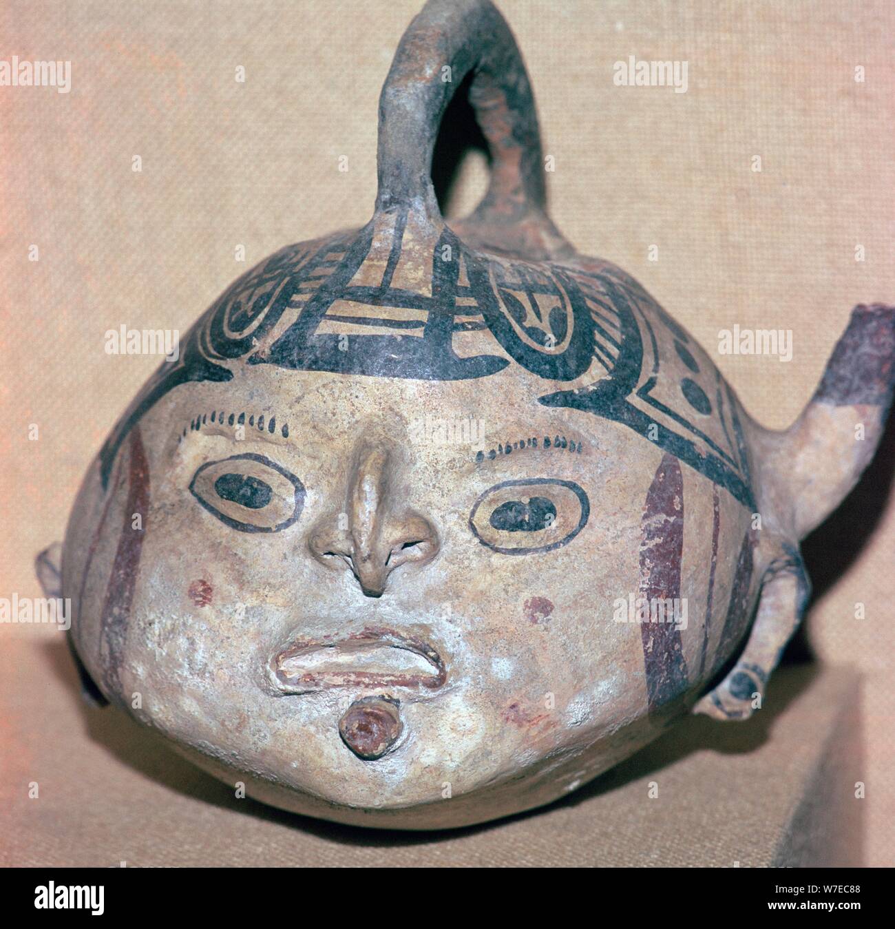 Huaxtec Kultur spouted Kanne mit einem menschlichen Gesicht gemalt. Artist: Unbekannt Stockfoto