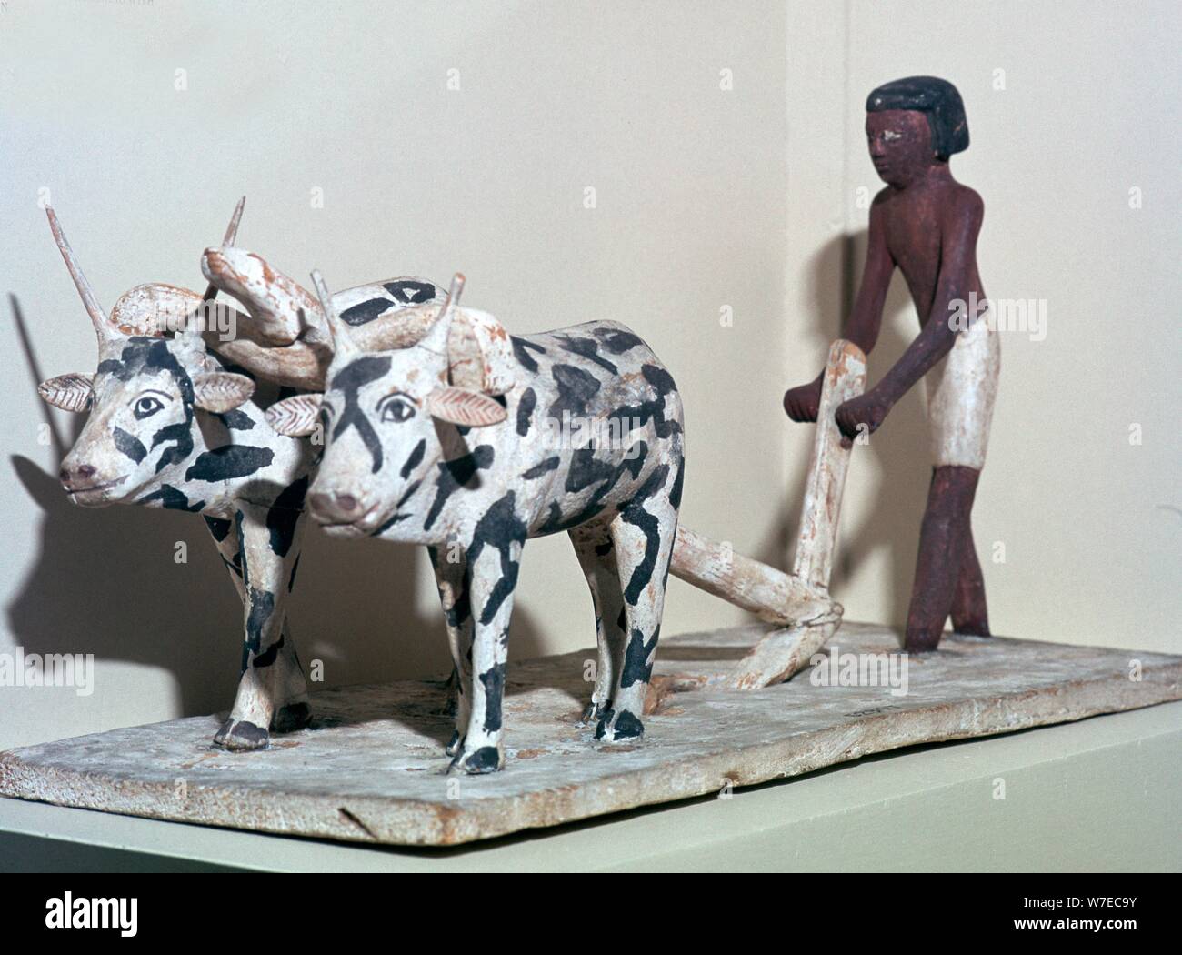 Holz- Modell eines Mannes Pflügen mit Ochsen, aus Ägypten, Reich der Mitte, c 2040-1750 v. Chr.. Artist: Unbekannt Stockfoto