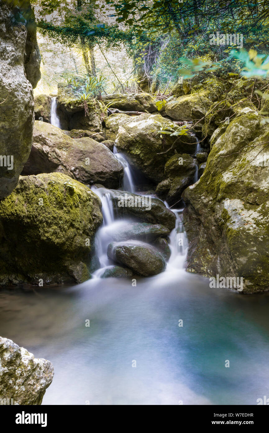 Landschaft: Italien, Wasserfälle auf dem Stream in der Nähe von Florenz - lange Belichtung Stockfoto