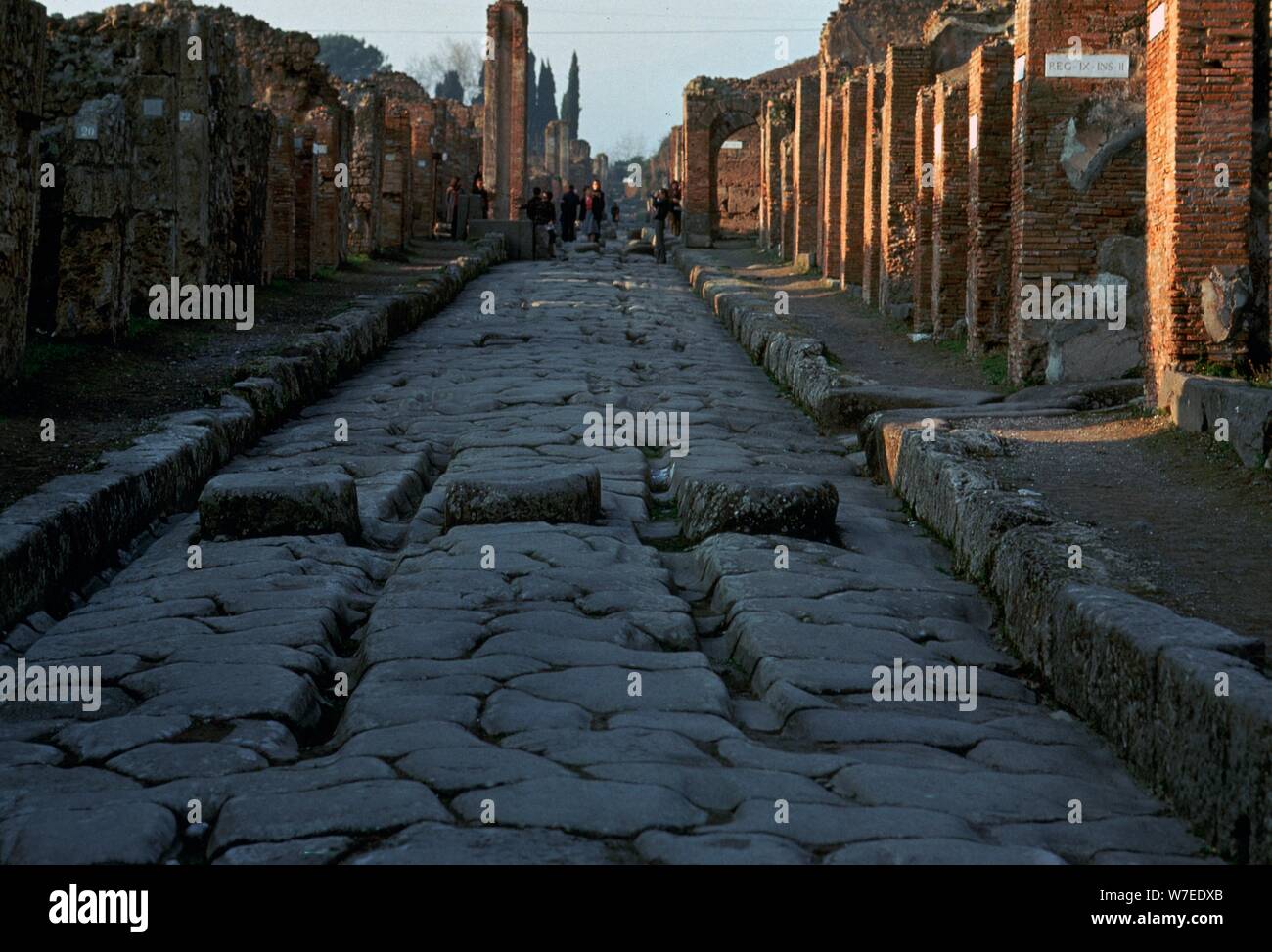 Straße in die römische Stadt Pompeji, 1. Jahrhundert. Artist: Unbekannt Stockfoto