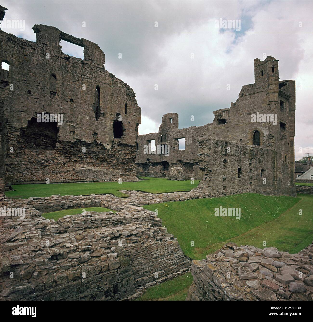 Middleham Castle, aus dem 12. Jahrhundert. Artist: Robert Fitzrandolph Stockfoto