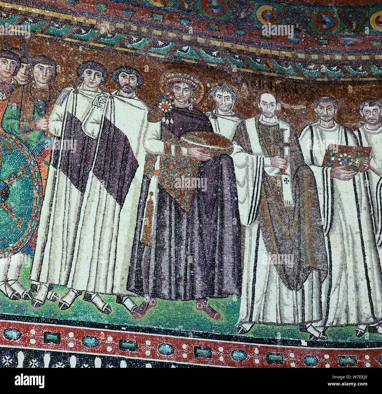 Mosaik der Kaiser Justinian und seinem Hof, 6. Jahrhundert. Artist: Unbekannt Stockfoto