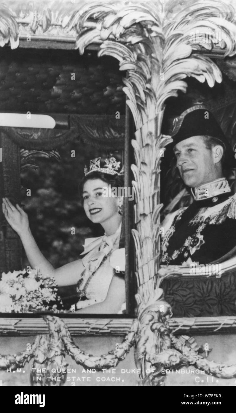 Königin Elizabeth II. und Herzog von Edinburgh im Reisebus, der Krönung, 2. Juni 1953. Artist: Unbekannt Stockfoto