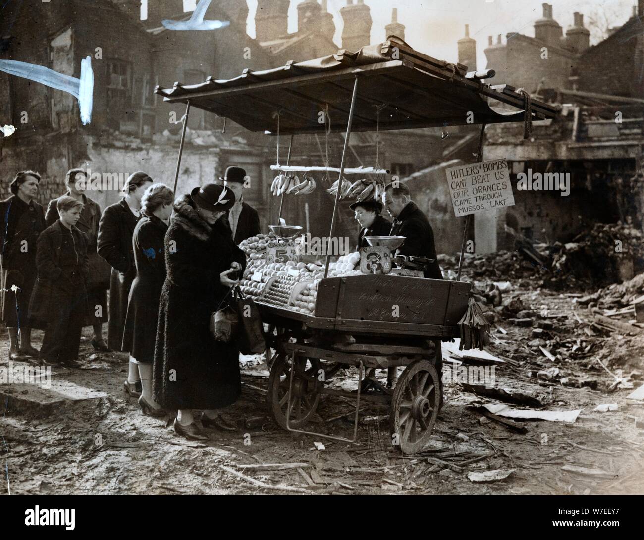 Eine Frucht in einer Bombe zerstört Clearing, London, Weltkrieg II, c 1940 - c 1945 Stall. Artist: Unbekannt Stockfoto