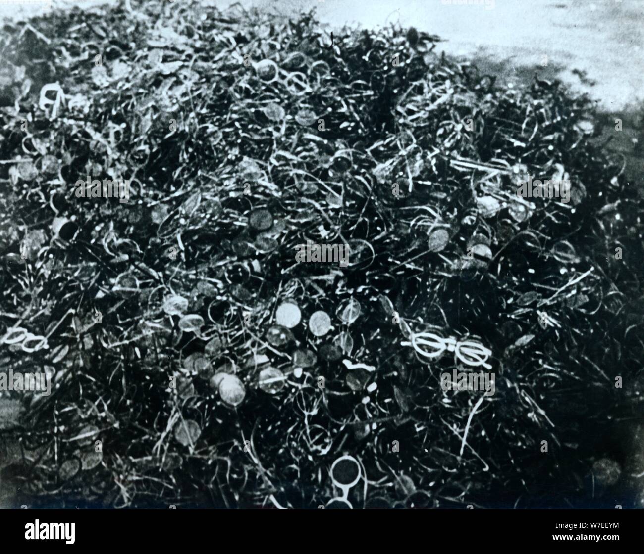 Stapel von Paaren von Brillen, KZ Auschwitz, Polen, 20. Artist: Unbekannt  Stockfotografie - Alamy